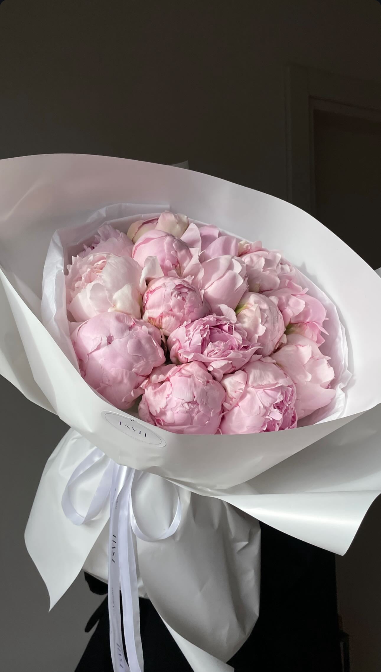 A bouquet of 15 peonies