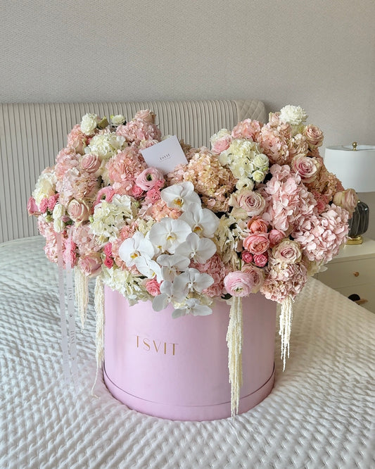 A flower arrangement of XXXL size